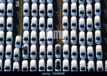 Luftaufnahme, Parkplatz für Fahrzeuge, Fahrzeuglogistik, BLG Logistics Group, Bremen, Bremerhaven, Bremen, Deutschland Stockfoto