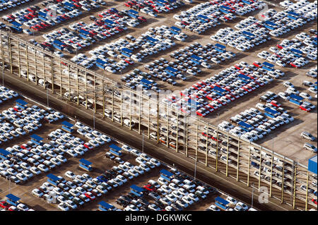 Luftaufnahme, Parkplatz für Fahrzeuge, Fahrzeuglogistik, BLG Logistics Group, Bremen, Bremerhaven, Bremen, Deutschland Stockfoto