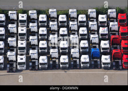 Luftaufnahme, Zugmaschinen LKW geparkt enger zusammen, Vorrat, an die Firma "Equipment Services", Hamburg, Hamburg Stockfoto