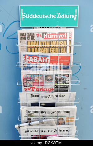 Zeitungsständer mit deutschen und türkischen Zeitungen, Wilhelmsburg, Hamburg, Hamburg, Deutschland Stockfoto