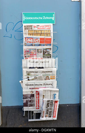 Zeitungsständer mit deutschen und türkischen Zeitungen, Wilhelmsburg, Hamburg, Hamburg, Deutschland Stockfoto