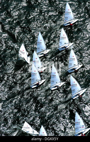 Luftaufnahme, Laserklasse Segelboote zu Beginn einer Regatta während der Kieler Woche, Kieler Woche, Kiel, Kiel, Schleswig-Holstein Stockfoto