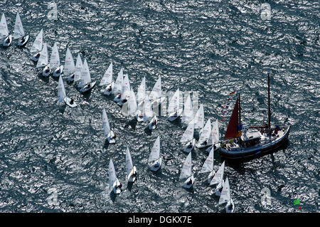 Luftaufnahme, Laser-Segelboote während der Kieler Woche, Start einer Regatta ab Zeile, Kiel, Schleswig-Holstein, Deutschland Stockfoto