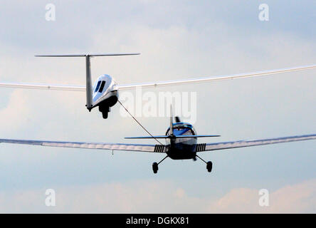 Samburo Motorsegler schleppen ein Ventus Segelflugzeug, Hamburg, Hamburg, Deutschland Stockfoto