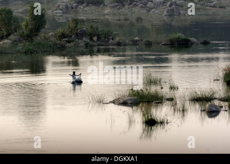 Fischer am Fluss in der Nähe von Panna National Park, Khajuraho, Indien Stockfoto