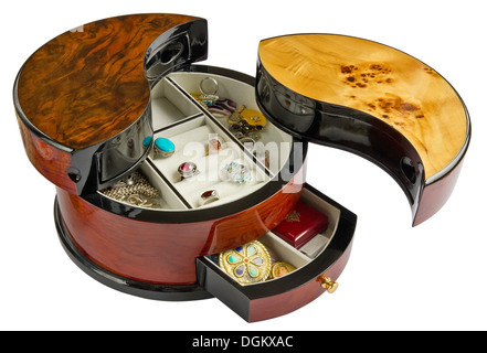 Die offenen hölzernen Schmuckkästchen im chinesischen Stil ist aus poliertem Mahagoni und lackiert. Isoliert mit patch Stockfoto