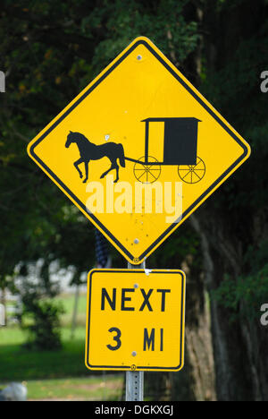 Verkehrszeichen "Achtung Kutsche" von den Amish, Elk Creek, Erie County, Pennsylvania, Vereinigte Staaten Stockfoto