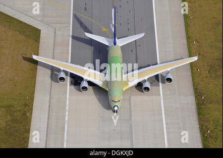 Luftaufnahme, Airbus A380 von Lufthansa bei seiner ersten Landung auf dem Fabrik-Flugplatz Finkenwerder, Finkenwerder, Hamburg Stockfoto