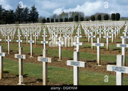 Graves, Kreuze, Grabsteine mit Namensschilder auf einen Soldatenfriedhof, Schlacht um Verdun, Erster Weltkrieg, Verdun, Lothringen, Frankreich Stockfoto