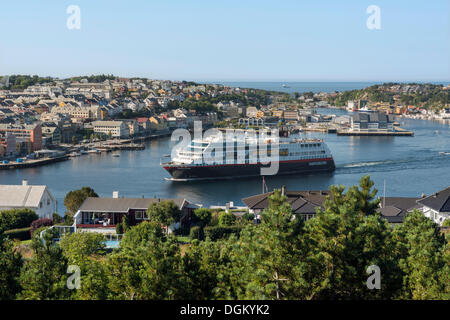 Stadtbild mit dem Hafen als Kreuzfahrtschiff, Kristiansund, Møre Og Romsdal, Westnorwegen, Norwegen fährt Stockfoto