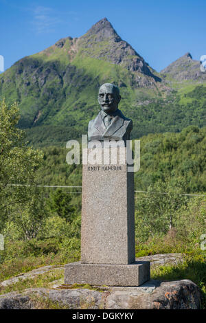 Denkmal für Knut Hamsun, Bronze-Büste auf einem Steinsockel, vor einer Berglandschaft, Ortsteil Hamsund, die Kommune Hamarøy Stockfoto