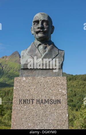 Denkmal für Knut Hamsun, Bronze-Büste auf einem Steinsockel, Ortsteil Hamsund, die Kommune Hamarøy, Nordland, Nord-Norwegen, Norwegen Stockfoto