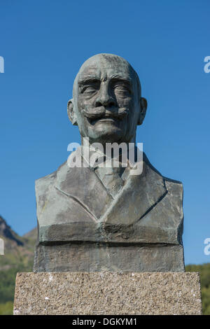 Denkmal für Knut Hamsun, Bronze-Büste auf einem Steinsockel, Ortsteil Hamsund, die Kommune Hamarøy, Nordland, Nord-Norwegen, Norwegen Stockfoto