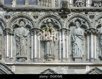 Westfassade im Nidarosdom in Trondheim, Detail mit Statuen von Heiligen, der Apostel Jakobus der ältere schmückt sich mit einem Stockfoto