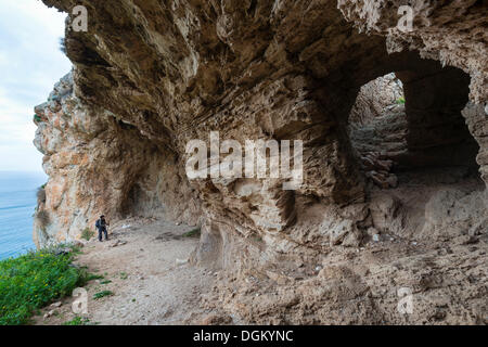 Grotta Perciata, eine prähistorische Siedlungsstätte, Monte Cofano Nature Reserve, Custonaci, Provinz Trapani, Sizilien, Italien Stockfoto