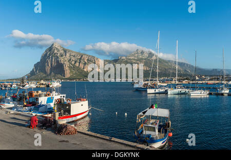 Boote in den Hafen von San Vito Lo Capo, Klettern Felsen Monte Monaco an der Rückseite, San Vito lo Capo, Nordwest-Küste, Provinz Trapani Stockfoto