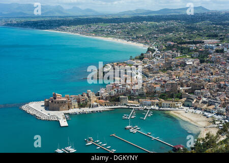 Castellammare del Golfo, Panorama von oben mit Küste, Castellammare del Golfo, Provinz Trapani, Sizilien, Italien Stockfoto