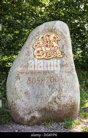 Gedenkstein mit Inschrift, Boulder, Wikinger-Museum Haithabu, Freilichtmuseum, Busdorf, Schleswig-Holstein, Deutschland Stockfoto