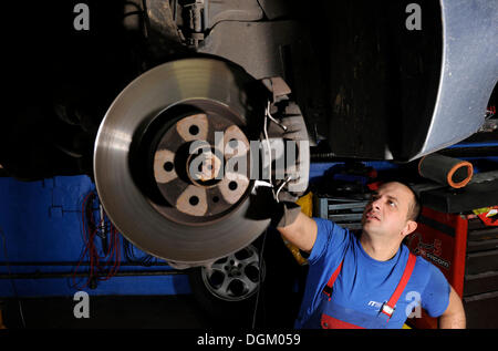 Mechaniker bei der Arbeit in einer garage Stockfoto