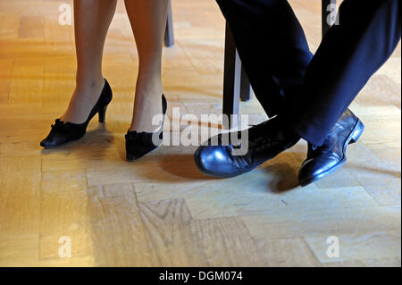 Füße der Braut und Bräutigam, symbolisches Bild für Hochzeiten Stockfoto
