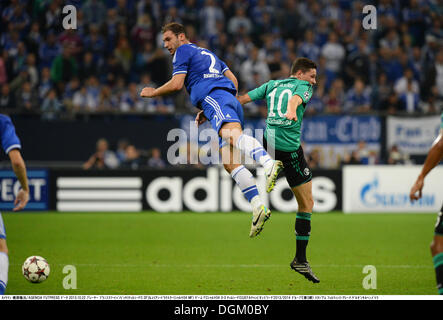 Gelsenkirchen, Deutschland. 22. Oktober 2013. Branislav Ivanovic (Chelsea), Julian Draxler (Schalke), 22. Oktober 2013 - Fußball / Fußball: UEFA Champions League-Gruppe E Spiel zwischen FC Schalke 04 0-3 Chelsea an der Veltins-Arena Gelsenkirchen, Deutschland. Bildnachweis: Takamoto Tokuhara/AFLO/Alamy Live-Nachrichten Stockfoto