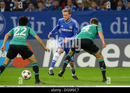 Gelsenkirchen, Deutschland. 22. Oktober 2013. (L-R) Atsuto Uchida (Schalke), Andre Schurrle (Chelsea), Benedikt Howedes (Schalke), 22. Oktober 2013 - Fußball / Fußball: UEFA Champions League-Gruppe E Spiel zwischen FC Schalke 04 0-3 Chelsea an der Veltins-Arena Gelsenkirchen, Deutschland. Bildnachweis: Takamoto Tokuhara/AFLO/Alamy Live-Nachrichten Stockfoto