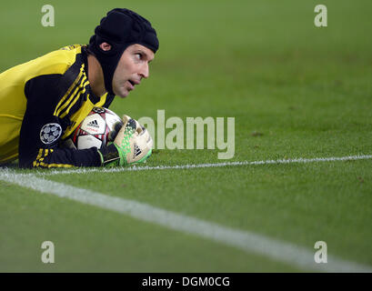 Gelsenkirchen, Deutschland. 22. Oktober 2013. Chelseas Torhüter Petr Cech hält einen Ball in der Champions League Gruppe E Fußballspiel zwischen FC Schalke 04 und FC Chelsea Stadium Gelsenkirchen in Gelsenkirchen, Deutschland, 22. Oktober 2013. Foto: Federico Gambarini/Dpa/Alamy Live News Stockfoto