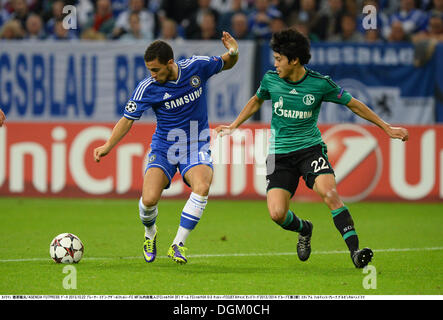 Gelsenkirchen, Deutschland. 22. Oktober 2013. Eden Hazard (Chelsea), Atsuto Uchida (Schalke), 22. Oktober 2013 - Fußball / Fußball: UEFA Champions League-Gruppe E Spiel zwischen FC Schalke 04 0-3 Chelsea an der Veltins-Arena Gelsenkirchen, Deutschland. Bildnachweis: Takamoto Tokuhara/AFLO/Alamy Live-Nachrichten Stockfoto