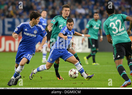 Gelsenkirchen, Deutschland. 22. Oktober 2013. (L-R) Oscar (Chelsea), Roman Neustadter (Schalke), Eden Hazard (Chelsea), 22. Oktober 2013 - Fußball / Fußball: UEFA Champions League-Gruppe E Spiel zwischen FC Schalke 04 0-3 Chelsea an der Veltins-Arena Gelsenkirchen, Deutschland. Bildnachweis: Takamoto Tokuhara/AFLO/Alamy Live-Nachrichten Stockfoto