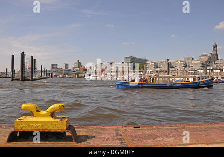 Blick auf Hamburg über einen Poller auf einem Hafen Kreuzfahrt Schiff, Hamburg Stockfoto