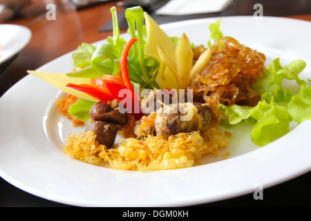 Thai-Food, Reis in kaltem Wasser serviert mit gebratenem Schweinefleisch süß, gebraten, Ei und Gemüse (Khao Chae) Stockfoto