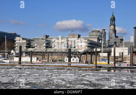 Gruner und Jahr Gebäude mit der Hauptkirche St. Michaelis, Michel, der Hamburger Hafen im Winter, Hamburg Stockfoto