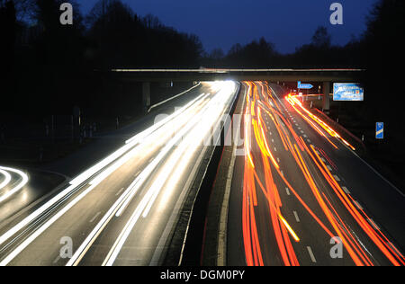 Autobahn, Autobahn, leichte Wanderwege in der Nacht, Ausfahrt Pinneberg, Schleswig-Holstein Stockfoto