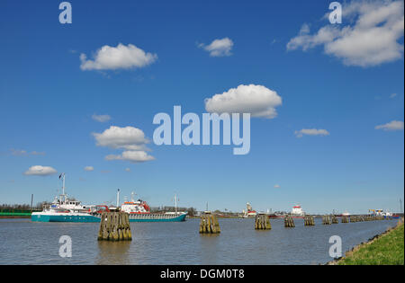 Frachtschiffe auf dem Nord-Ostsee-Kanal, Nord-Ostsee-Kanal, in der Nähe von Brunsbüttel, Schleswig-Holstein Stockfoto