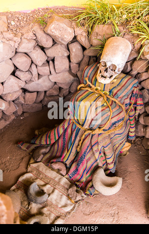 Einbalsamierte Mumie und Schädel in Peru. Knochen in Chauchilla archäologische Stätte, Nazca, Südamerika Stockfoto