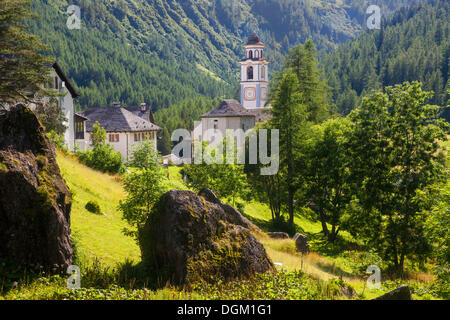 Kirche und Blick auf das Dorf Bosco Gurin, Tessin, Schweiz, Europa Stockfoto