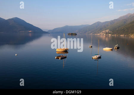 Morgen Stimmung und Boote vor der Brissago Inseln, Ansicht von Casa moscia, Ascona, Lago Maggiore, Tessin, Schweiz Stockfoto