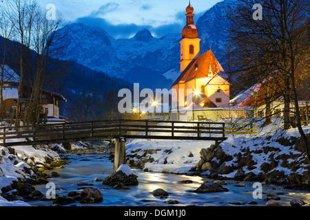 Abendstimmung, Pfarrkirche St. Sebastian in Ramsau, Berchtesgadener Land, Bayern Stockfoto