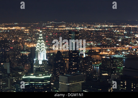 New York City - Nachtansicht mit Crysler Building Stockfoto