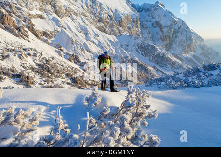 Mann, Schneeschuhwandern, Langlaufen, Schneeschuh Tour am Torrener Joch, Grenze aus Salzburg - Berchtesgaden, in Richtung hohes Brett Berg suchen Stockfoto