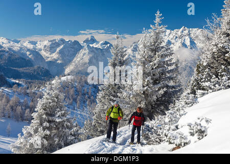 Mann und Frau Schneeschuhwandern im Nationalpark Berchtesgaden, Schneeschuhwandern Route zu Torrener Joch, Watzmann und hundstod Stockfoto