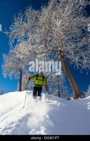 Mann, Schneeschuhwandern, Langlaufen, Schneeschuh Tour im Nationalpark Berchtesgaden, Berchtesgadener Land, Bayern Stockfoto