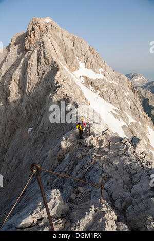 Kletterer klettern entlang einer Kante, Aufstieg entlang der normalen Route in Richtung Berg Triglav, Nationalpark Triglav, Slowenien, Europa Stockfoto