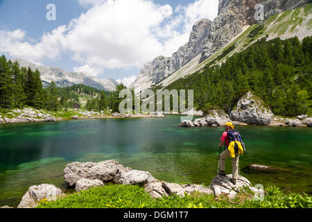 Wanderer auf der Suche nach koca Pri triglavskih jezerih, sieben Seen Hütte, Nationalpark Triglav, Slowenien, Europa Stockfoto