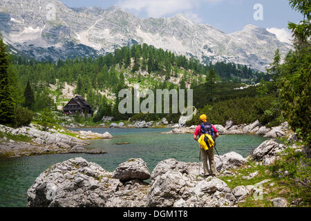 Wanderer mit Blick auf die koca Pri triglavskih jezerih, sieben Seen Hütte, Nationalpark Triglav, Slowenien, Europa Stockfoto