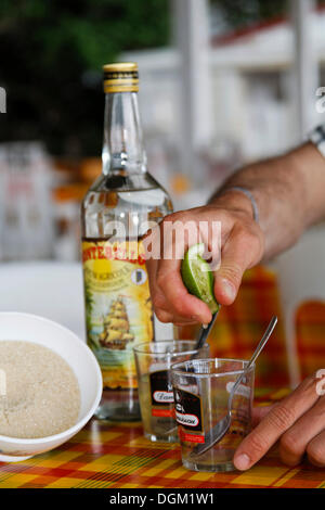 Ti Punch, Nationalgetränk mit Kalk, Zucker und Rum vorbereitet, Guadeloupe, Karibik, Kleine Antillen Stockfoto