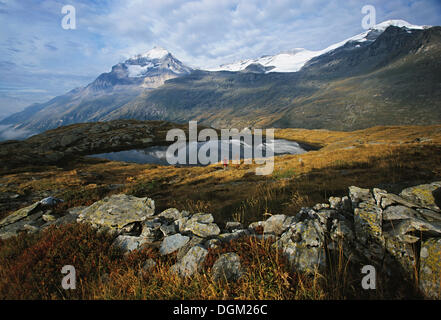 Wanderer auf dem Berg See Lac Blanc, Mt Dent Parrachée, Mt Dôme de l'Arpont und der Vanoise-Gletscher am Rücken Stockfoto