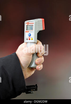 Handheld-Pyrometer oder Infrarot-Thermometer für berührungsloses Messen der Oberflächentemperatur Stockfoto