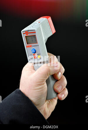 Handheld-Pyrometer oder Infrarot-Thermometer für berührungsloses Messen der Oberflächentemperatur Stockfoto