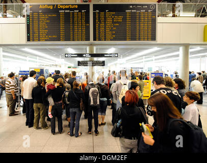 Passagiere warten in der Schlange vor dem Check-in-Abfahrtstafel, Flughafen Stuttgart, Baden-Württemberg Stockfoto